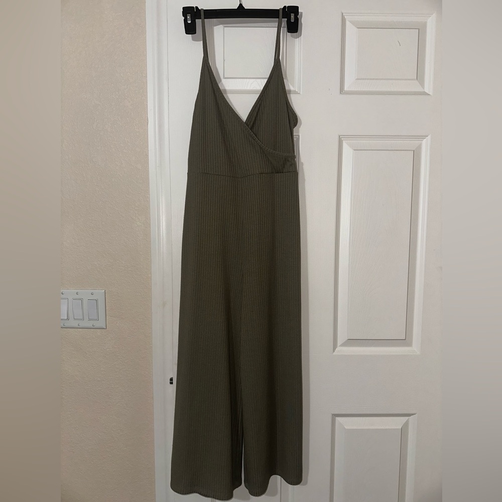 Forever21 cropped jumpsuit size M